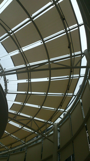 产品说明:   幽梦fss卷轴式天棚帘适用于中小面积的矩型,梯形玻璃天窗